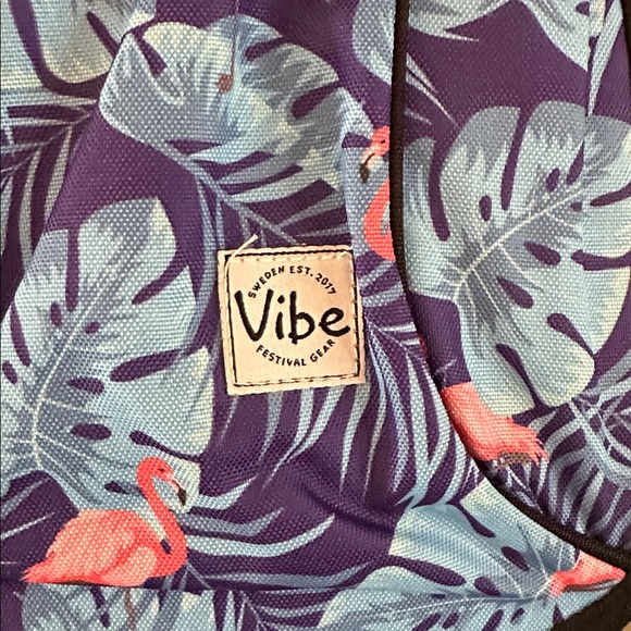 NWT Vibe Festival Gear Hydration Backpack in a Famingo/Tropical Pattern - Picture 6 of 9